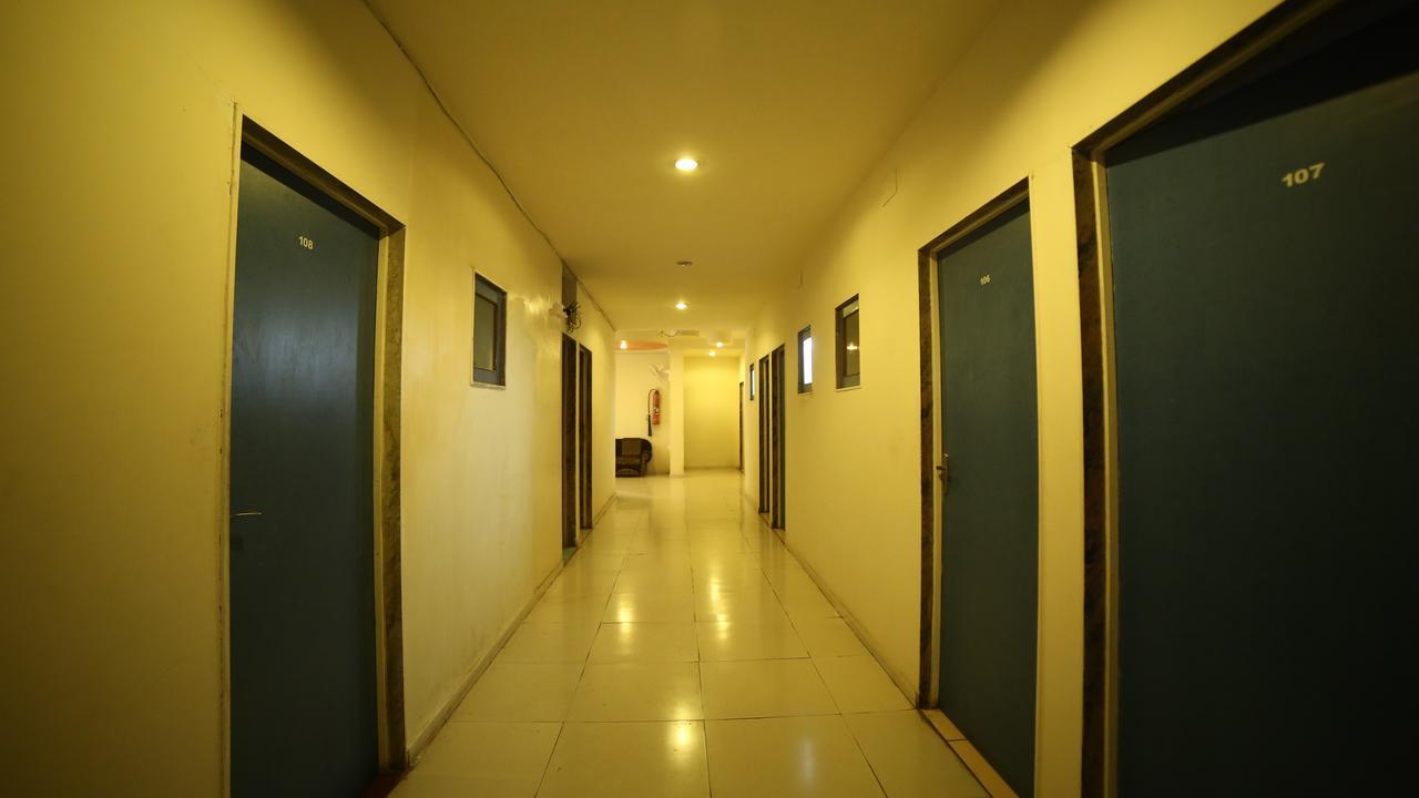ראג'קוט Hotel Velvet מראה חיצוני תמונה