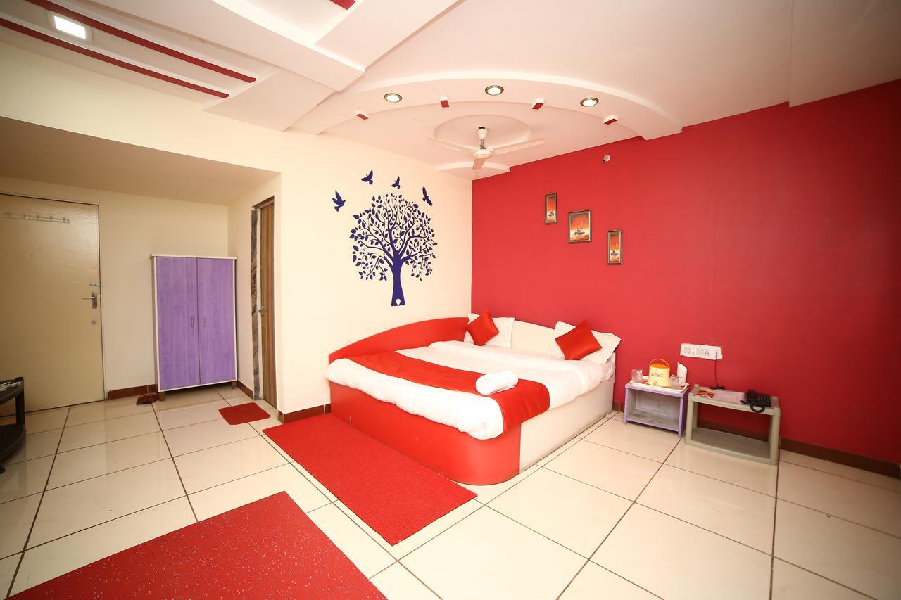 ראג'קוט Hotel Velvet מראה חיצוני תמונה