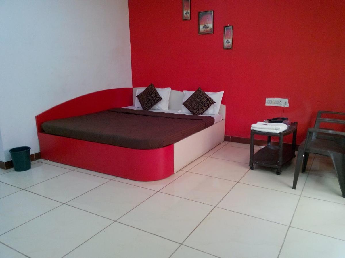 ראג'קוט Hotel Velvet מראה חיצוני תמונה